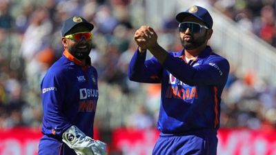 रोहित और पंत पर पाकिस्तानी खिलाड़ी ने साधा निशाना, कहा - 'दोनों मोटे और सुस्त हैं' SportsTak Hindi