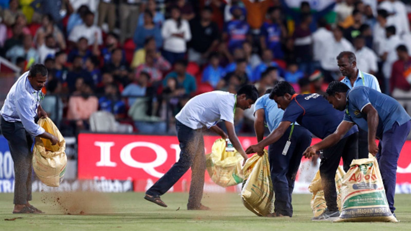 Ind vs Aus: मैच के दिन नहीं हुई एक भी बूंद बारिश तो मैदान में भरे पानी से कैसे हुई दूसरे टी20 में देरी, जानिए वजह Ind vs Aus: मैच के दिन नहीं हुई एक भी बूंद बारिश तो मैदान में भरे पानी से कैसे हुई दूसरे टी20 में देरी, जानिए वजह