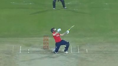Pak vs Eng : इंग्लिश बल्लेबाज के हेल्मेट में घुसी गेंद, बाल-बाल बची खिलाड़ी की जान! देखें Video SportsTak Hindi