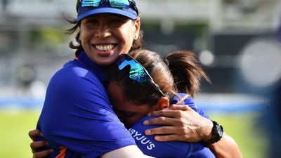 झूलन गोस्वामी के आखिरी मैच में हरमनप्रीत कौर हुईं भावुक, गले लगकर सुबक-सुबककर रोईं, देखिए वीडियो SportsTak Hindi