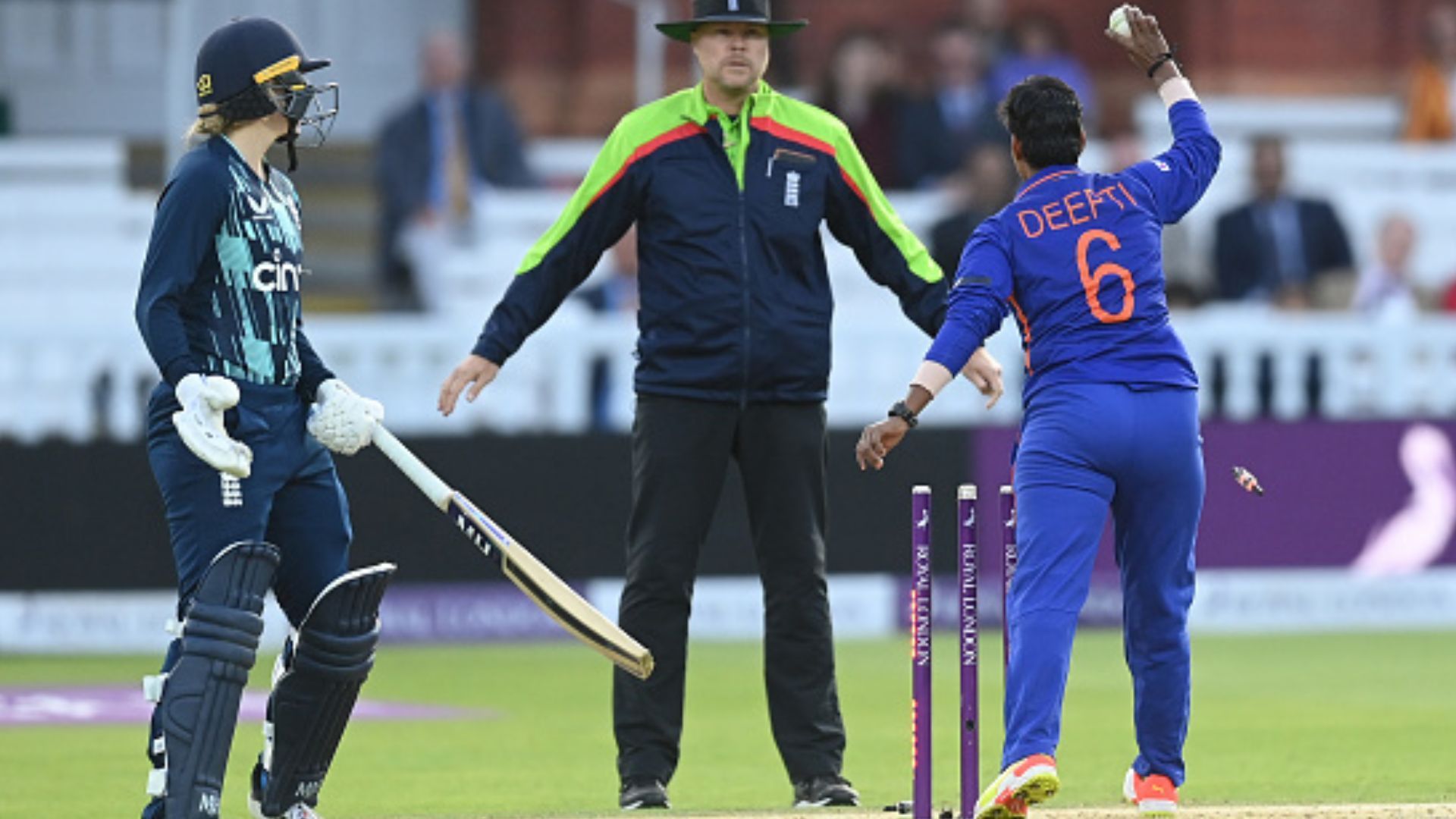 दीप्ति शर्मा के 'मांकडिंग' से इंग्लैंड के खिलाफ जीत दर्ज करने पर छिड़ी बहस, अंग्रेज खिलाड़ियों ने छेड़ी मुहिम