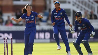 'मांकडिंग' पर दीप्ति शर्मा के समर्थन में उतरी कप्तान हरमनप्रीत, कहा - कोई अपराध तो नहीं... SportsTak Hindi