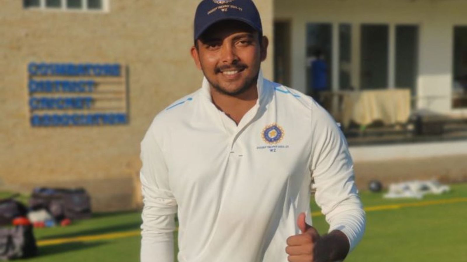 कुलदीप की हैट्रिक के बाद पृथ्वी शॉ का कहर, तूफानी फिफ्टी ने 16 ओवर पहले ही टीम इंडिया को बनाया विजेता कुलदीप की हैट्रिक के बाद पृथ्वी शॉ का कहर, तूफानी फिफ्टी ने 16 ओवर पहले ही टीम इंडिया को बनाया विजेता