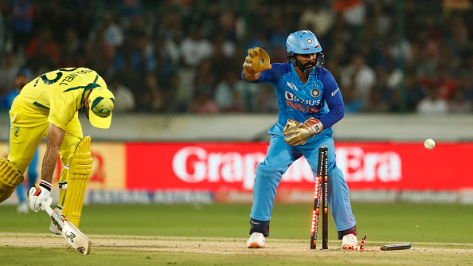 IND vs AUS: दिनेश कार्तिक ने गेंद आने से पहले ही गिरा दी बेल फिर भी भारत को कैसे मिला विकेट, जानिए यहां