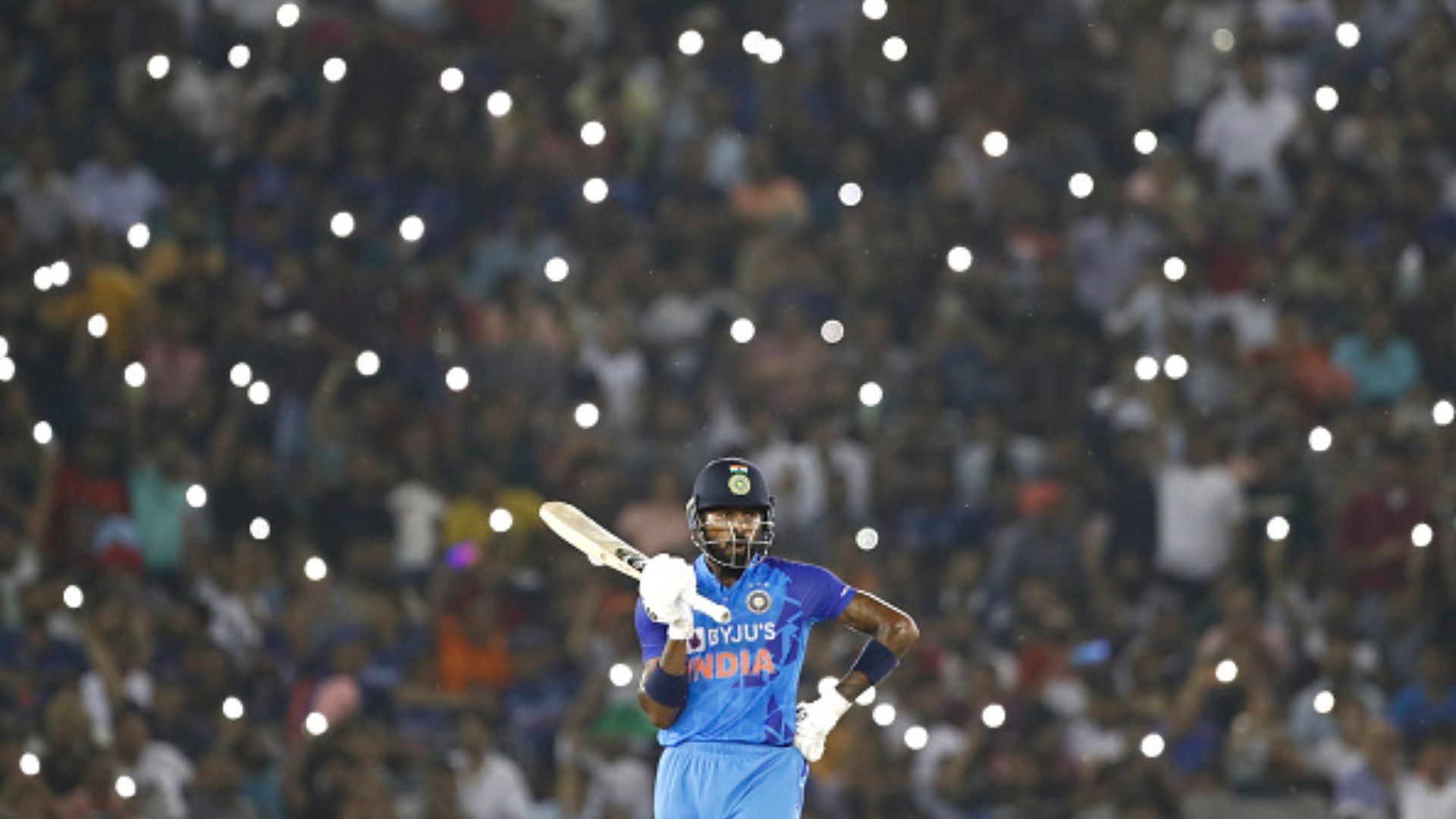 हार्दिक पंड्या के एक इशारे पर पलट जाता है पूरा मैच, दोनों बार दिनेश कार्तिक बन चुके हैं गवाह, VIDEO SportsTak Hindi