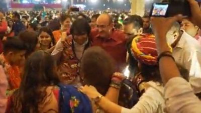 नीरज चोपड़ा ने गुजरात में खेला गरबा, लोग बोले- 'गरम गरम सीरो, नीरज भाई हीरो', देखिए वीडियो SportsTak Hindi