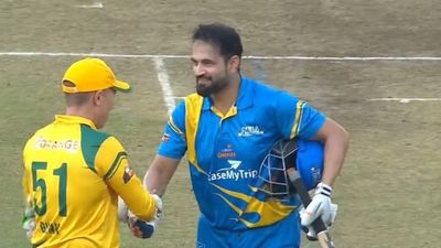 नमन ओझा के 90 रन के बाद इरफान पठान ने लगातार 3 छक्के ठोक उड़ाए ऑस्ट्रेलिया के होश, इंडिया लीजेंड्स की फाइनल में एंट्री SportsTak Hindi