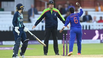 दीप्ति शर्मा की 'मांकडिंग' पर हर्षा भोगले ने एक के बाद एक किए 8 ट्वीट, अंग्रेजों को खरी-खोटी सुनाते हुए कहा... SportsTak Hindi