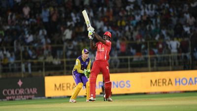 4, 4, 6, 4, 6...पठान के एक ओवर में गेल ने बिगाड़ा खेल, 68 रनों की तूफानी पारी से जीता दिल! SportsTak Hindi