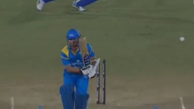 RSWS : फाइनल मैच में पहली गेंद पर बोल्ड हुए सचिन तेंदुलकर, फैंस को लगा झटका! देखें Video SportsTak Hindi