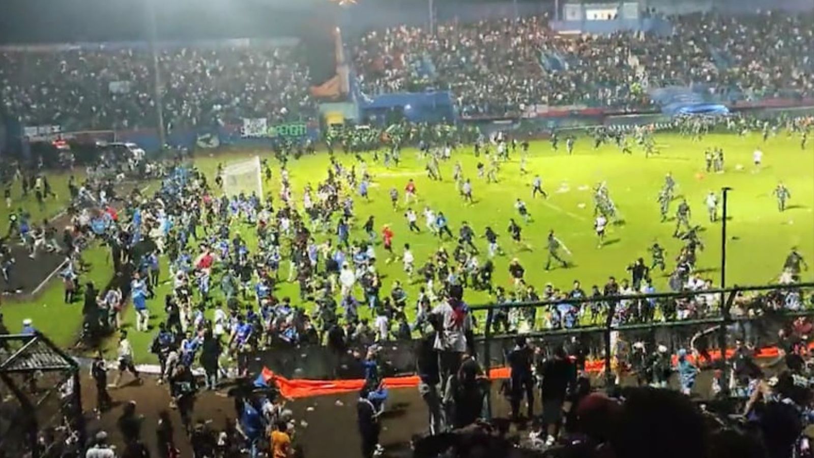 फुटबॉल मैच में भीषण हादसा, मैदान में घुस गए दर्शक, भगदड़ से 127 लोगों की मौत फुटबॉल मैच में भीषण हादसा, मैदान में घुस गए दर्शक, भगदड़ से 127 लोगों की मौत