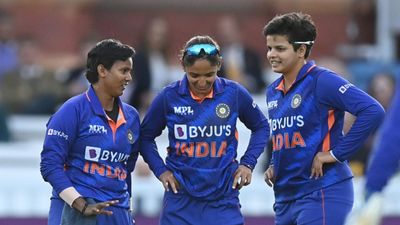 दीप्ति शर्मा की गेंदबाजी का खौफ, नॉन स्ट्राइकर एंड पर खड़ी श्रीलंकाई बल्लेबाज ने किया ऐसा, फोटो वायरल SportsTak Hindi