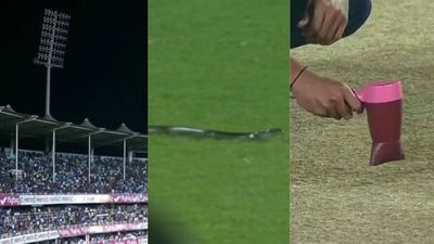 गुवाहाटी में भारतीय क्रिकेट की जग हंसाई, हेयर ड्रायर, स्टीम आयरन से मैदान सुखाने के बाद अब सांप-लाइट ने बनाया मजाक SportsTak Hindi