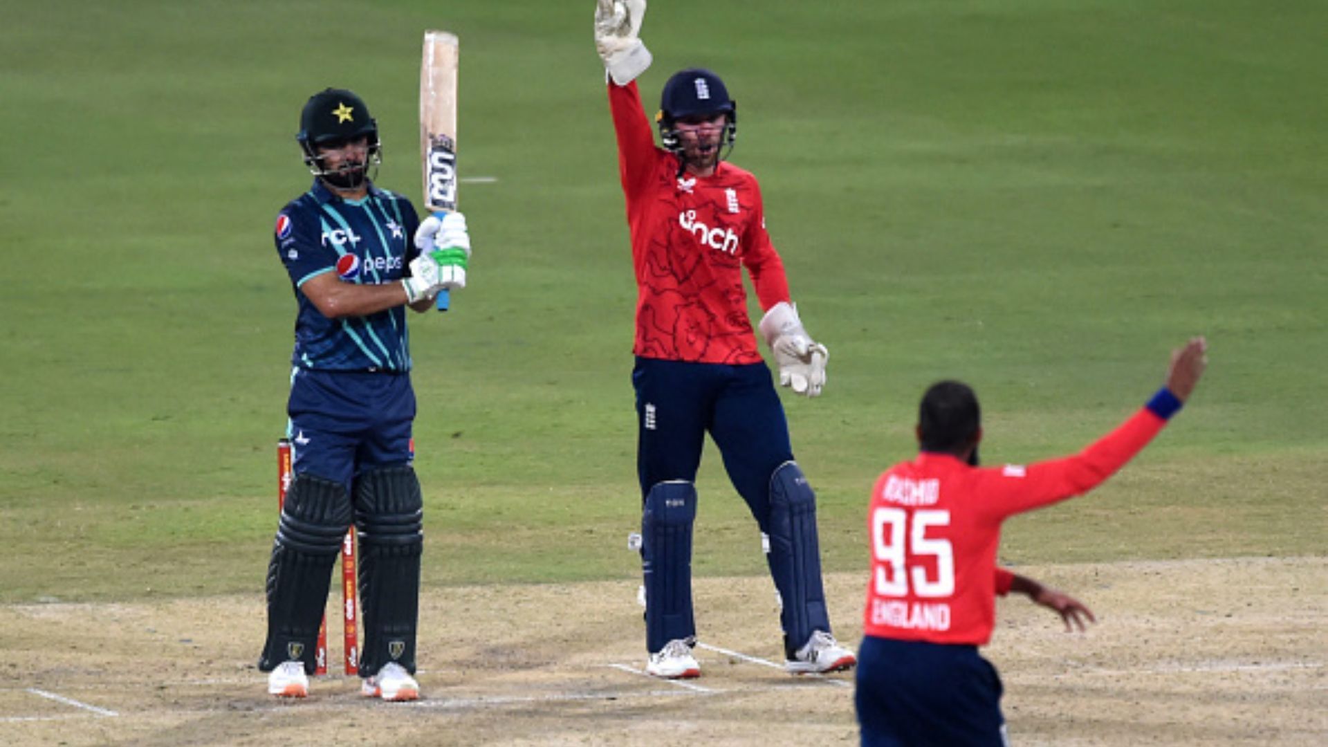 पाकिस्तानी खिलाड़ी को अपनों ने ही घेरा, मैदान में लगे 'पर्ची-पर्ची' के नारे तो ड्रेसिंग रूम में जाकर रोया, देखिए वीडियो