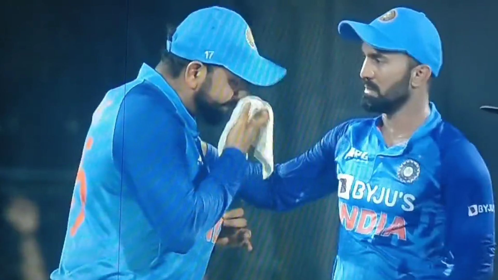 रोहित शर्मा की नाक से खून बहता रहा फिर भी करते रहे फील्डिंग में बदलाव, सामने आया वीडियो