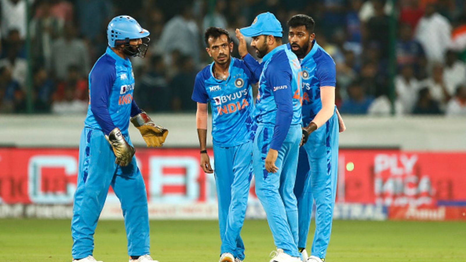 युजवेंद्र चहल ने ये क्या किया! पानी पिलाने आए तबरेज शम्सी को मारी लात, वीडियो से खुली पोल युजवेंद्र चहल ने ये क्या किया! पानी पिलाने आए तबरेज शम्सी को मारी लात, वीडियो से खुली पोल