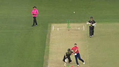 ऑस्ट्रेलियन खिलाड़ी की मैच में बदमाशी, मार्क वुड को धक्का देकर कैच लेने से रोका, देखिए वीडियो SportsTak Hindi