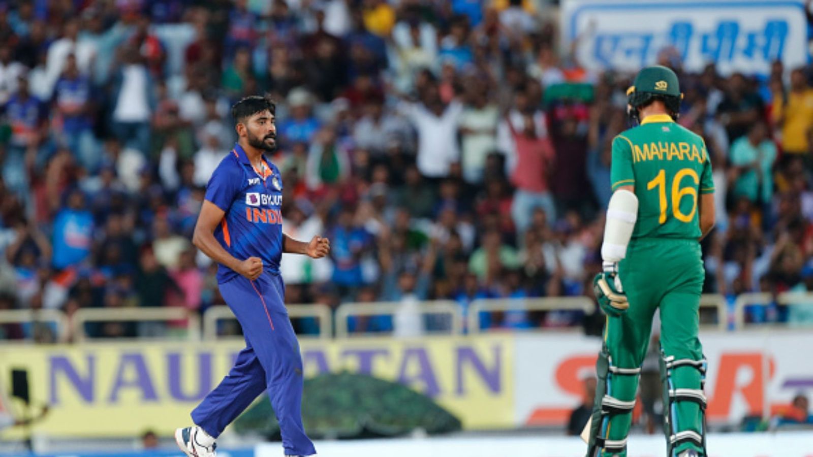 IND vs SA: बीच मैच में सिराज से हुई बड़ी चूक, अंपायर ने पकड़ी गलती तो करने लगे बहस, VIDEO IND vs SA: बीच मैच में सिराज से हुई बड़ी चूक, अंपायर ने पकड़ी गलती तो करने लगे बहस, VIDEO