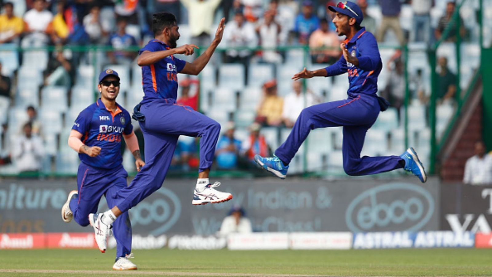 भारतीय स्पिनर्स के आगे साउथ अफ्रीका का सरेंडर, 100 रन तक नहीं बने, टीम इंडिया ने वनडे सीरीज में भी धूल चटाई भारतीय स्पिनर्स के आगे साउथ अफ्रीका का सरेंडर, 100 रन तक नहीं बने, टीम इंडिया ने वनडे सीरीज में भी धूल चटाई