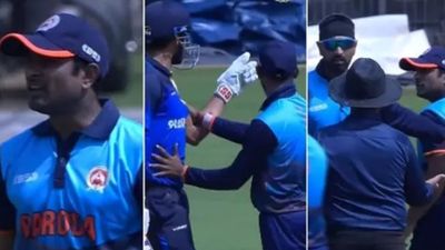 भारतीय बल्लेबाज की नाक पर रहता है गुस्सा, करियर बर्बाद होने के बाद अब घरेलू मैच में KKR के खिलाड़ी से भिड़ा, VIDEO SportsTak Hindi