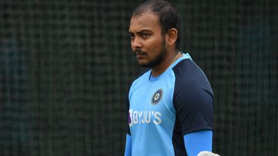 पृथ्वी शॉ का T20 में गरजा बल्ला, 61 गेंद में 13 चौके-9 छक्के से खेली 134 रन की विस्फोटक पारी SportsTak Hindi