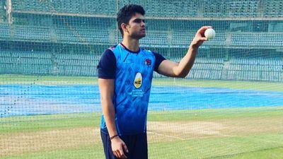 अर्जुन तेंदुलकर की आई आंधी, 4 ओवर में बल्लेबाजों का किया जीना मुहाल, विकेटों की लगाई लाइन SportsTak Hindi