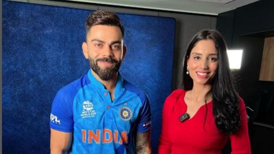 पाकिस्तानी एंकर संग नजर आए कोहली तो भड़के फैंस, कहा - 'पनौती लग गई' SportsTak Hindi