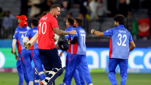 ENG vs AFG: अफगानिस्तान को हराने में छूटे इंग्लैंड के पसीने, तूफानी बल्लेबाजों के बाद भी 19वें ओवर में मिली जीत ENG vs AFG: अफगानिस्तान को हराने में छूटे इंग्लैंड के पसीने, तूफानी बल्लेबाजों के बाद भी 19वें ओवर में मिली जीत