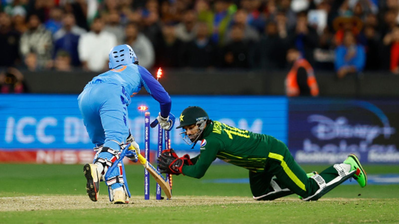 दिनेश कार्तिक ने बीच एयरपोर्ट पर इस क्रिकेटर का किया शुक्रिया अदा, कहा- 'तुमने मुझे बचा लिया यार' दिनेश कार्तिक ने बीच एयरपोर्ट पर इस क्रिकेटर का किया शुक्रिया अदा, कहा- 'तुमने मुझे बचा लिया यार'