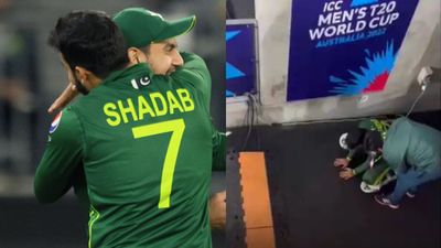 पाकिस्तान को जिम्बाब्वे से मिली हार सहन नहीं कर सके शादाब खान, घुटने पर बैठ रोते आए नजर, देखें Video  SportsTak Hindi