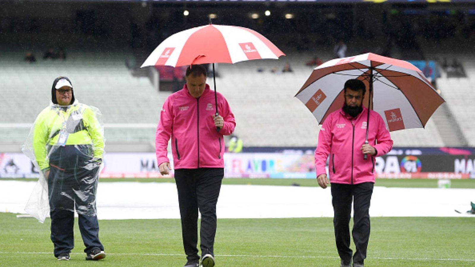 T20 World Cup में बारिश ने धोए टीमों के अरमान, कप्तान बेबस, दर्शक निराश, नेट रन रेट का गणित शुरू T20 World Cup में बारिश ने धोए टीमों के अरमान, कप्तान बेबस, दर्शक निराश, नेट रन रेट का गणित शुरू