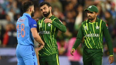 पाकिस्तान कप्तान बाबर आजम को भाई ने दी सलाह, कहा - कोहली की तरह छोड़ दो कप्तानी... SportsTak Hindi