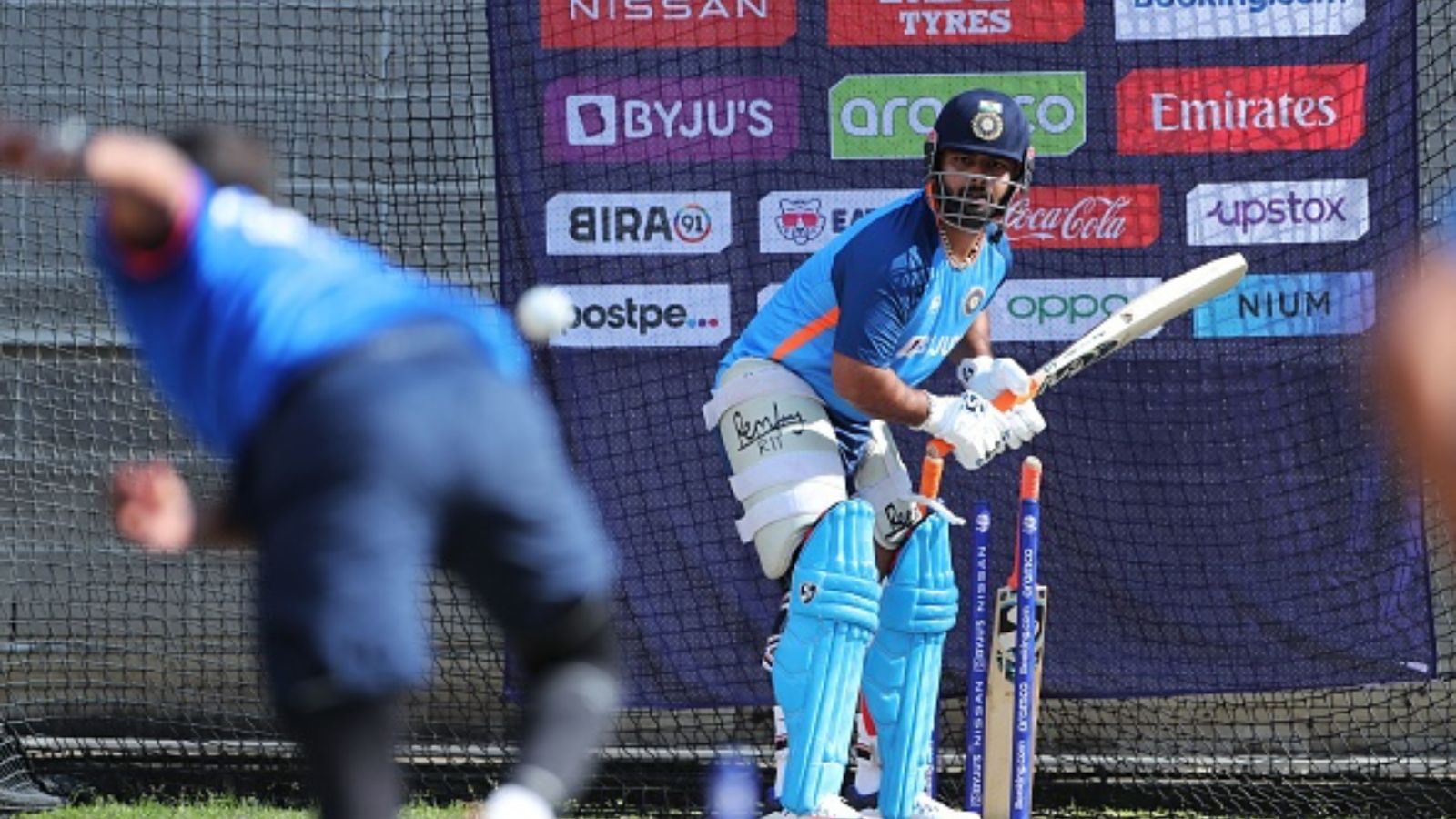 INDvsSA: पंत ने ठंड में 2 घंटे तक की बैटिंग, मनमर्जी से उड़ाए शॉट, फैन बोला- ऋषभ भाई ओपन कर लो INDvsSA: पंत ने ठंड में 2 घंटे तक की बैटिंग, मनमर्जी से उड़ाए शॉट, फैन बोला- ऋषभ भाई ओपन कर लो