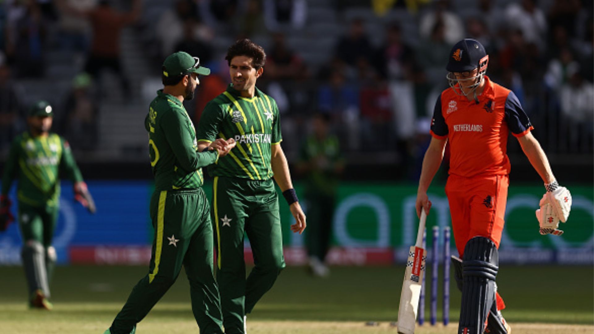 Pak vs Ned : नीदरलैंड्स को मात दे पाकिस्तान ने जिंदा रखी सेमीफाइनल की उम्मीदें, अब निगाहें भारत पर टिकी SportsTak Hindi