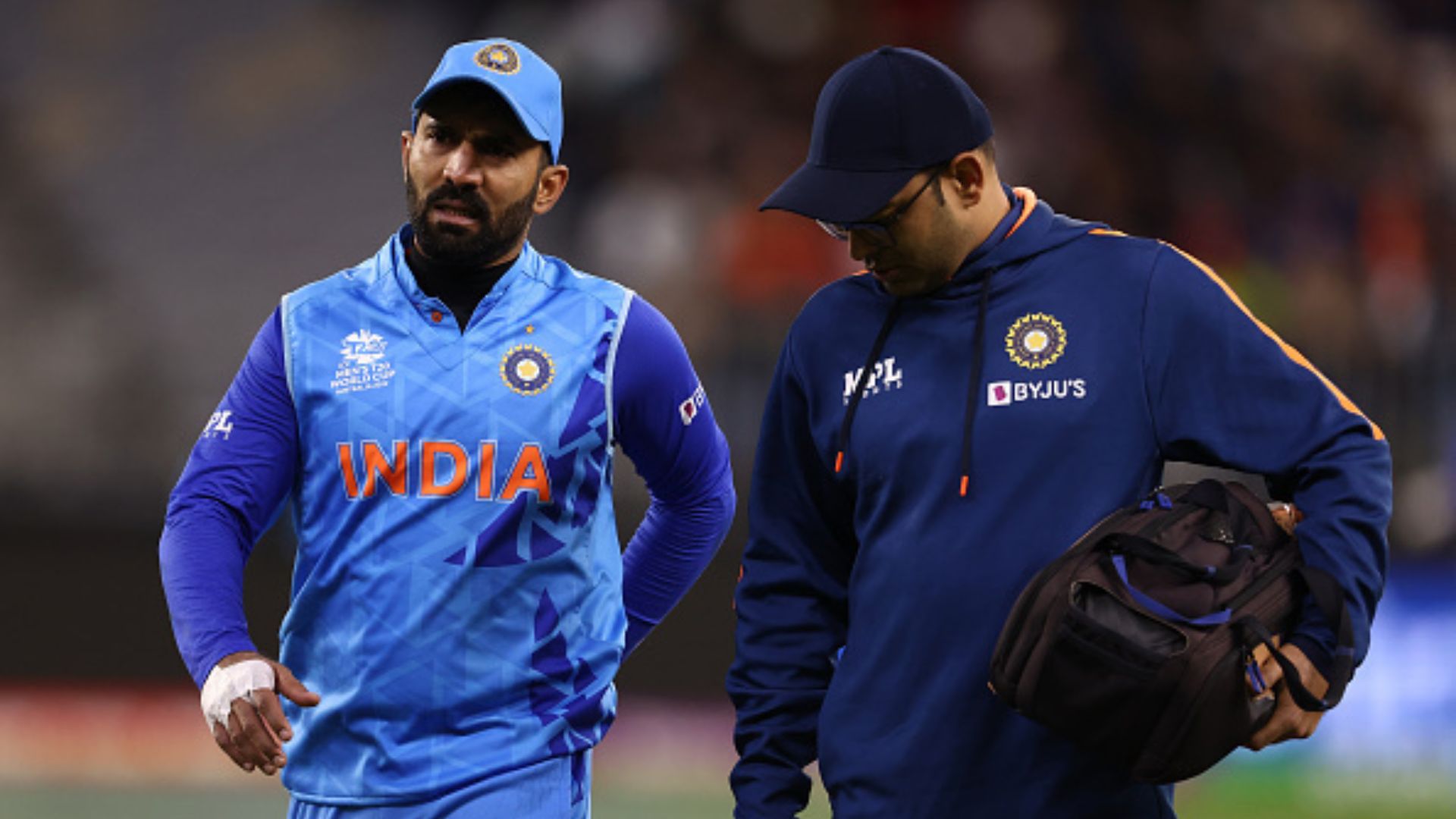 टीम इंडिया को साउथ अफ्रीका मैच से दोहरा झटका, दिनेश कार्तिक हुए चोटिल, बांग्लादेश से खेलना मुश्किल