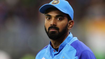 दिग्गज का टीम इंडिया के ओपनर पर हमला, कहा- ये मैदान पर सिर्फ खिलाड़ियों को कैच प्रैक्टिस करवाने आता है SportsTak Hindi