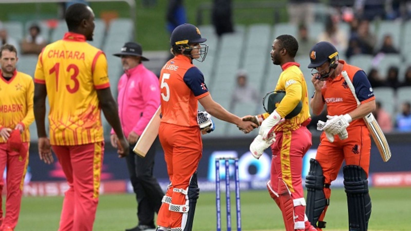 ZIM vs NED: लगातार तीन हार के बाद नीदरलैंड ने दर्ज की पहली जीत, 5 विकेट से हराकर जिम्बाब्वे का सेमीफाइनल में पहुंचने का सपना तोड़ा ZIM vs NED: लगातार तीन हार के बाद नीदरलैंड ने दर्ज की पहली जीत, 5 विकेट से हराकर जिम्बाब्वे का सेमीफाइनल में पहुंचने का सपना तोड़ा