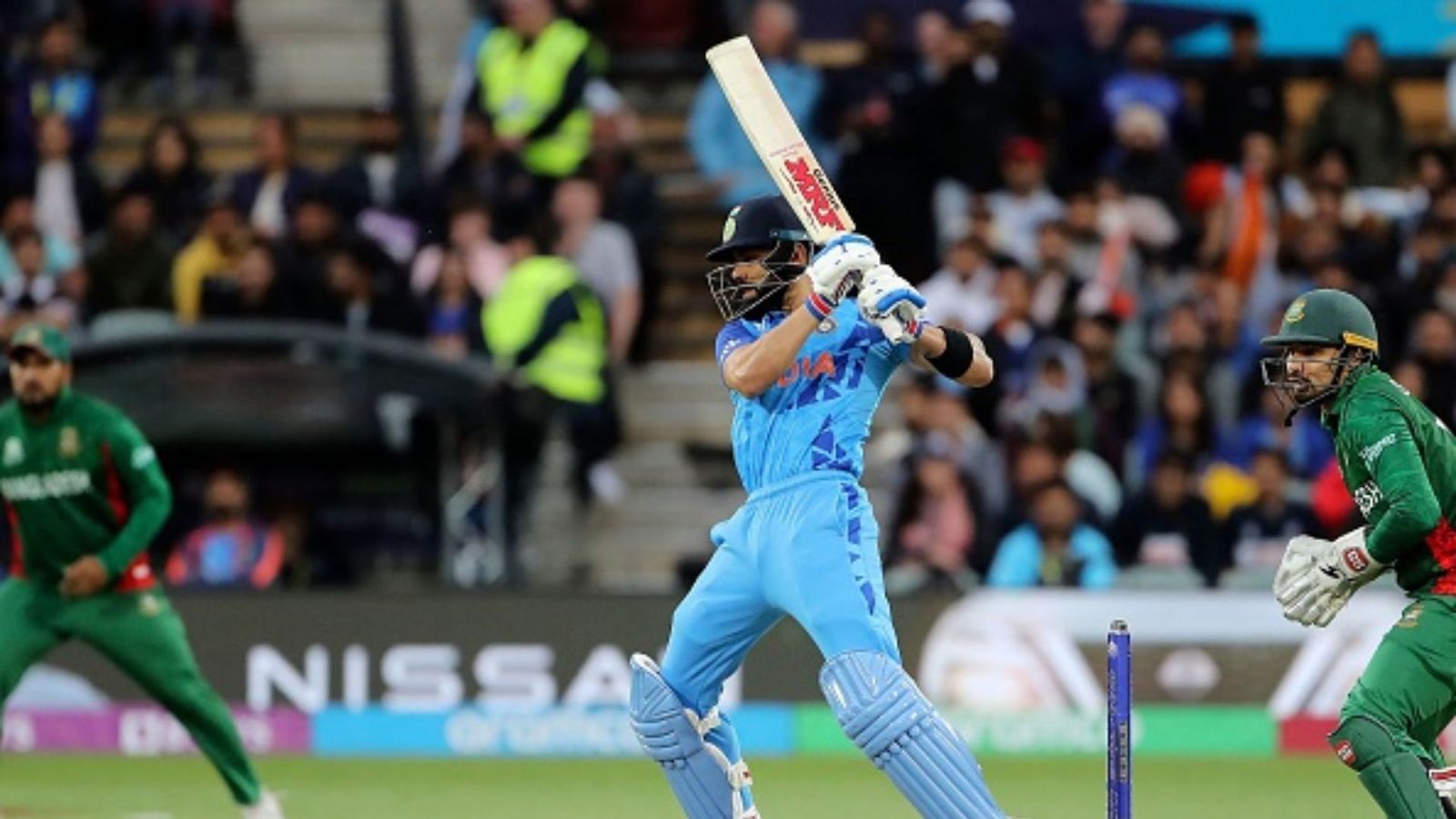 IND vs BAN: विराट कोहली ने रचा इतिहास, टी20 वर्ल्ड कप में बने सबसे ज्यादा रन बनाने वाले बल्लेबाज IND vs BAN: विराट कोहली ने रचा इतिहास, टी20 वर्ल्ड कप में बने सबसे ज्यादा रन बनाने वाले बल्लेबाज