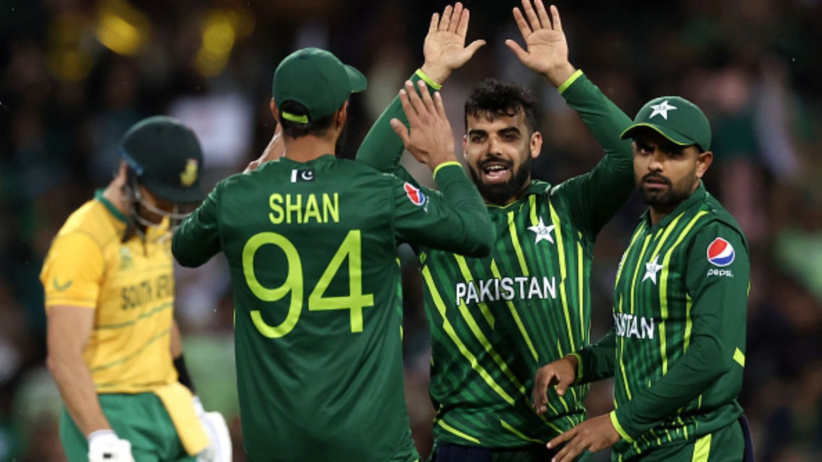 Pak vs SA: साउथ अफ्रीका को हराकर पाकिस्तान ने जिंदा रखी सेमीफाइनल की धुंधली उम्मीद, भारत से बेहतर हुआ रनरेट Pak vs SA: साउथ अफ्रीका को हराकर पाकिस्तान ने जिंदा रखी सेमीफाइनल की धुंधली उम्मीद, भारत से बेहतर हुआ रनरेट