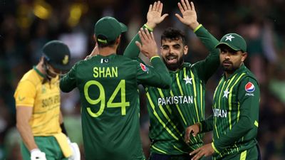Pak vs SA: साउथ अफ्रीका को हराकर पाकिस्तान ने जिंदा रखी सेमीफाइनल की धुंधली उम्मीद, भारत से बेहतर हुआ रनरेट SportsTak Hindi