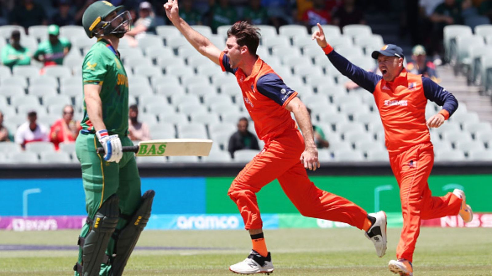 SA vs NED : नीदरलैंड्स से हार साउथ अफ्रीका हुई बाहर तो टीम इंडिया पहुंची सेमीफाइनल जबकि पाकिस्तान को मिली संजीवनी SA vs NED : नीदरलैंड्स से हार साउथ अफ्रीका हुई बाहर तो टीम इंडिया पहुंची सेमीफाइनल जबकि पाकिस्तान को मिली संजीवनी