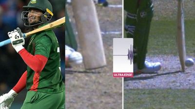 Pak vs Ban : शाकिब अल हसन को OUT दिए जाने पर खड़ा हुआ विवाद, फैंस ने अंपायर को घेरा, देखें Video SportsTak Hindi