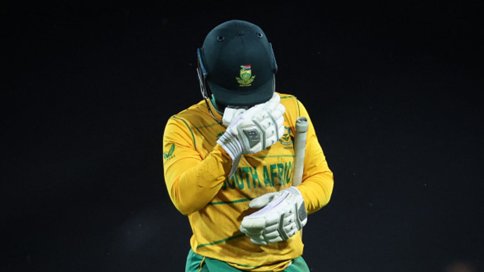 नीदरलैंड्स से मिली हार के बाद अकेले स्टैंड्स में बैठकर आंसू नहीं रोक पाए कप्तान बावुमा, फिर किस्मत ने दिया धोखा नीदरलैंड्स से मिली हार के बाद अकेले स्टैंड्स में बैठकर आंसू नहीं रोक पाए कप्तान बावुमा, फिर किस्मत ने दिया धोखा