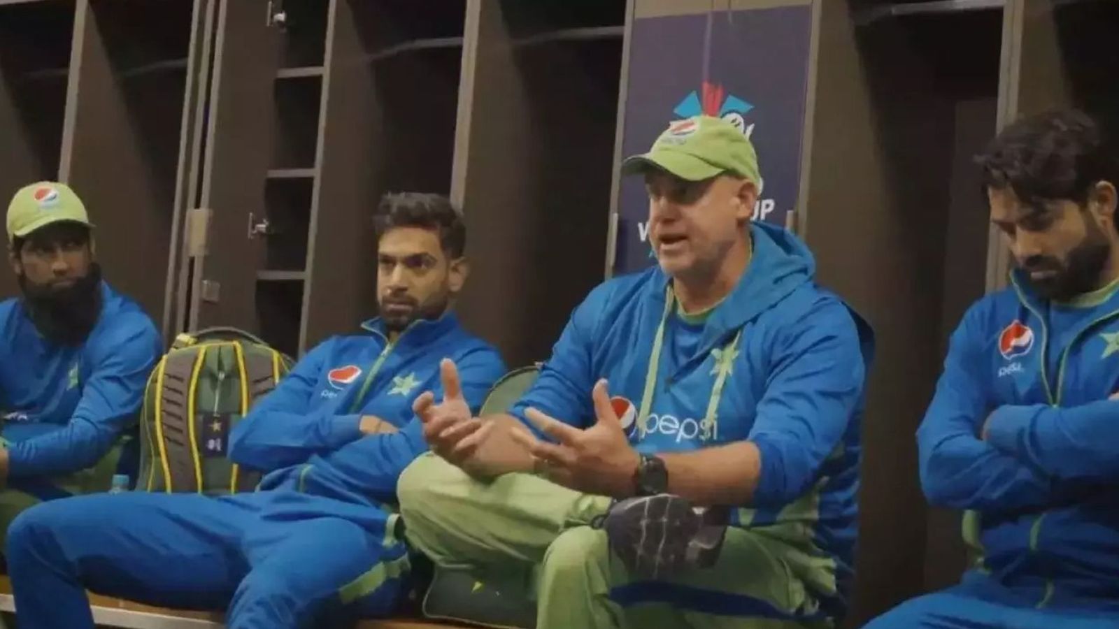 मैथ्यू हेडन ने बाबर एंड कंपनी को दी 4 मिनट की शानदार स्पीच, दूसरी टीमों को चेतावनी देते हुए कहा- कोई भी हमें...VIDEO मैथ्यू हेडन ने बाबर एंड कंपनी को दी 4 मिनट की शानदार स्पीच, दूसरी टीमों को चेतावनी देते हुए कहा- कोई भी हमें...VIDEO