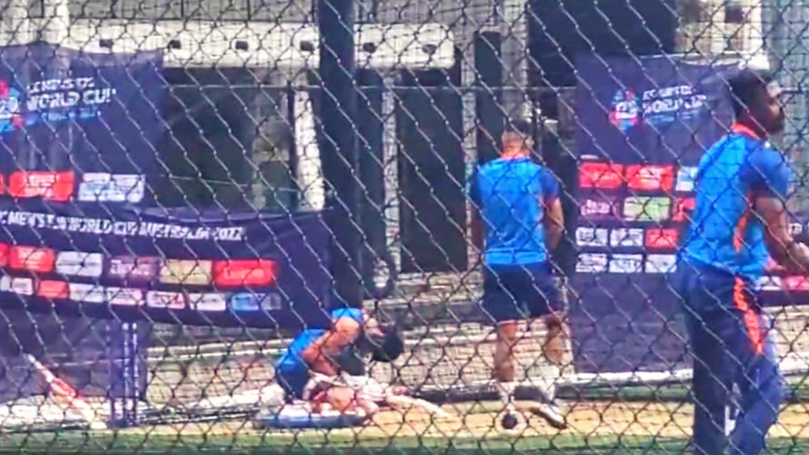 IND vs ENG : सेमीफाइनल से पहले चोटिल हुए विराट, टीम इंडिया का बढ़ गया सिरदर्द! IND vs ENG : सेमीफाइनल से पहले चोटिल हुए विराट, टीम इंडिया का बढ़ गया सिरदर्द!