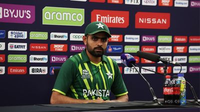 टीम को फाइनल में पहुंचाने के बाद बाबर का पूर्व क्रिकेटरों पर हमला, कहा- जो लोग टीवी पर बैठते हैं वो... SportsTak Hindi