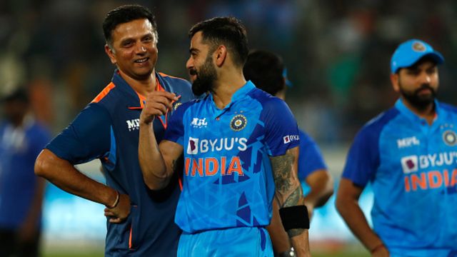 टी20 वर्ल्ड कप में हार पर हाहाकार! BCCI ने बुलाई द्रविड़, रोहित-विराट की मीटिंग, होगा भविष्य का फैसला टी20 वर्ल्ड कप में हार पर हाहाकार! BCCI ने बुलाई द्रविड़, रोहित-विराट की मीटिंग, होगा भविष्य का फैसला