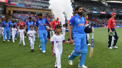 टी20 वर्ल्ड कप से बाहर होने के बावजूद भी टीम इंडिया के खिलाड़ी हुए मालामाल, की इतने करोड़ की कमाई SportsTak Hindi