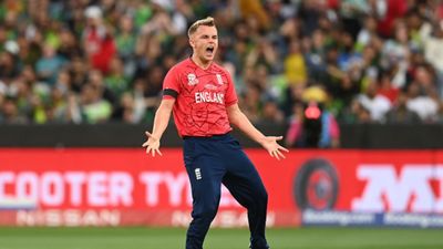 PAK vs ENG: रिजवान का विकेट लेते ही सैम करन ने रचा इतिहास, तोड़ा 12 साल पुराना रिकॉर्ड SportsTak Hindi