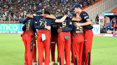 IPL 2023 Retention: आरसीबी ने पांच ही खिलाड़ी निकाले, जानिए किस-किसकी हुई छुट्टी SportsTak Hindi